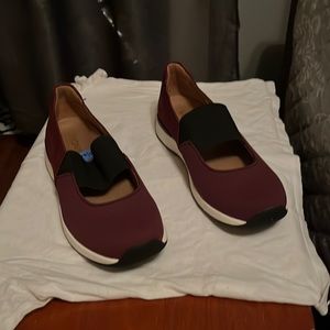 Brand new Vionic shoes